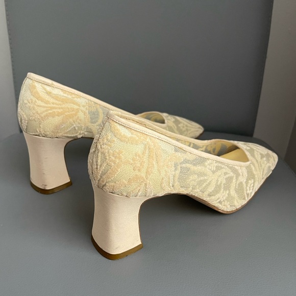 Studio Roma Ivory Mesh Flocked Fabric Floral Design Wide Heel Leather SoleSize 9 - Picture 5 of 10